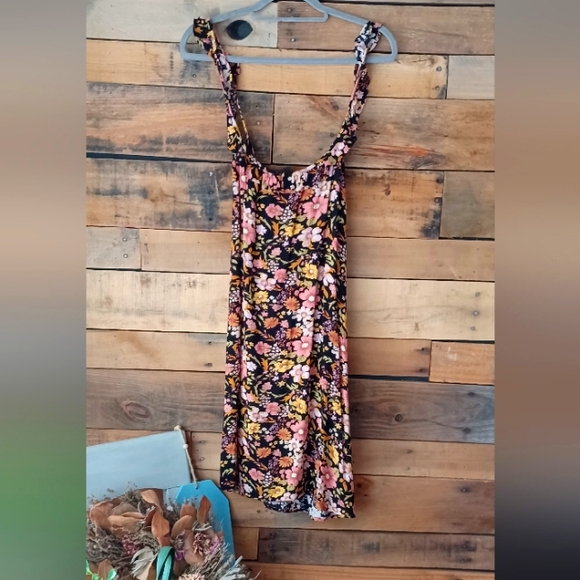 Floral Sleeveless Dress - Picture 2 of 11